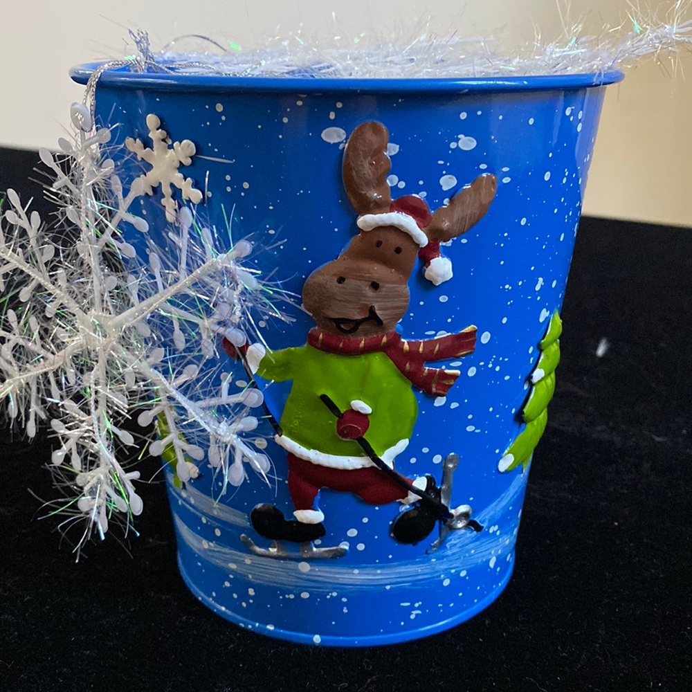 New Christmas moose metal bucket 5.5" tabletop decor with 3 free big snowflakes
